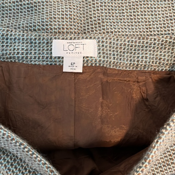 Chic Textured Skirt in Green - Picture 2 of 3